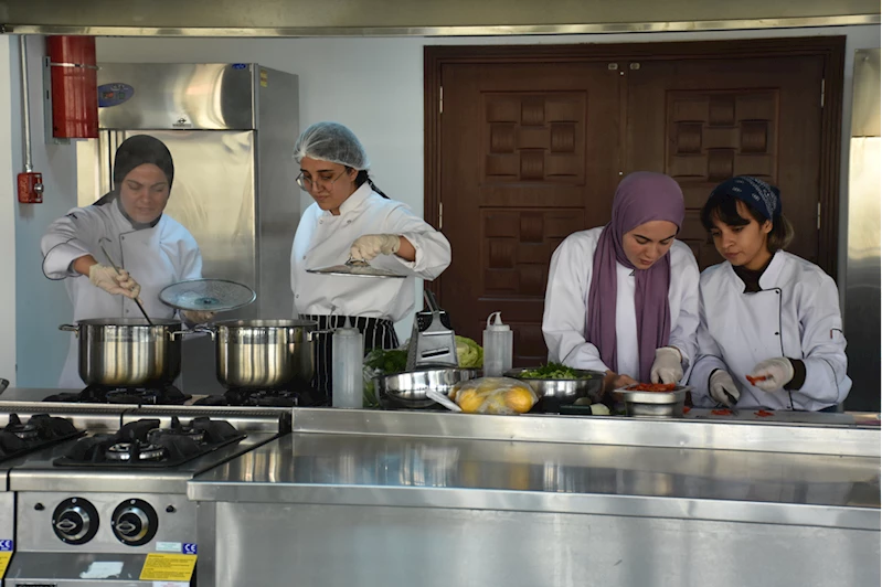 ŞÜ Gastronomi Bölümü öğrencileri kente özgü lezzetleri öğretim üyelerinin beğenisine sundu 