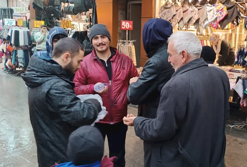 Böbrek hastası genç, içme suyu dağıtarak organ bağışına dikkat çekmeye çalışıyor 