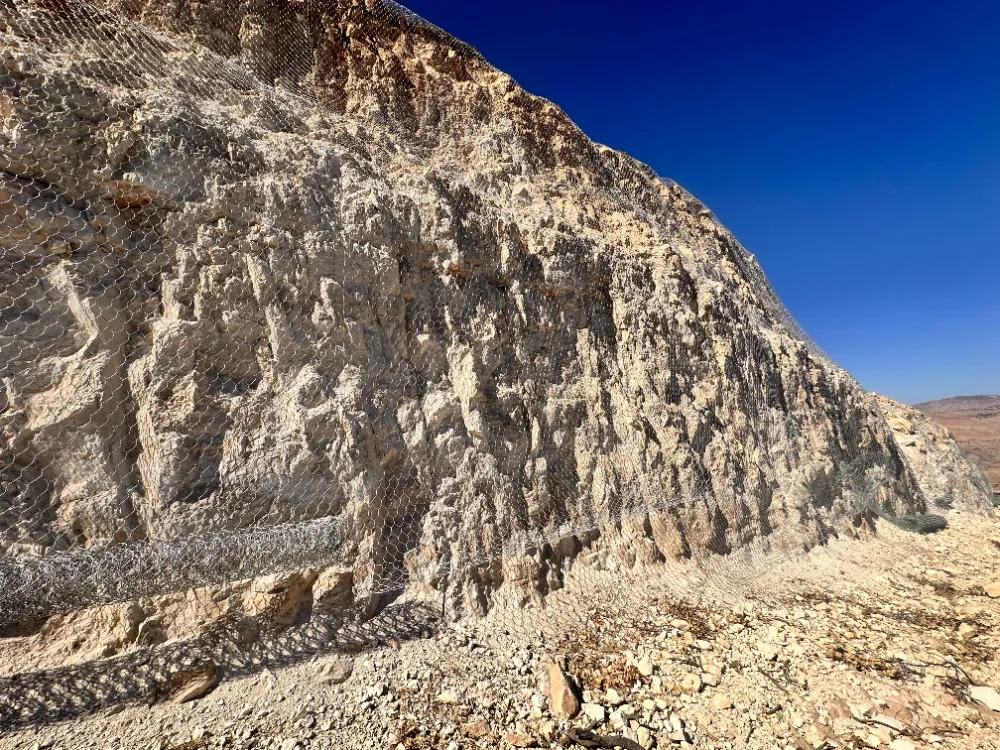 Siirt’te Kaya Düşme Riskine Karşı Yamaç Çelik Ağlarla Korunuyor