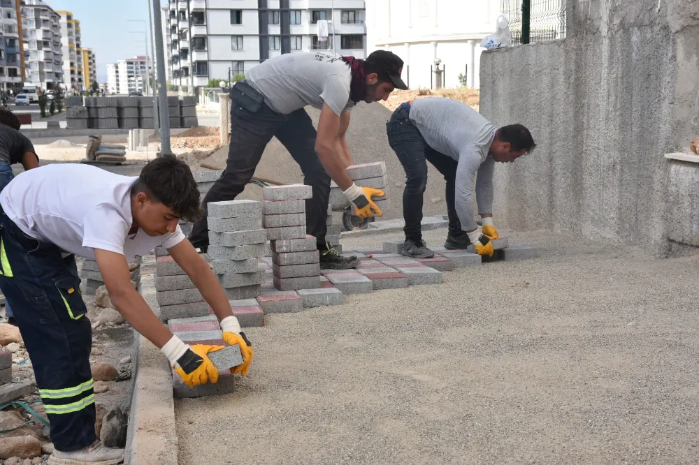 Siirt Belediyesi Ekiplerinin Parke Döşeme Çalışmaları Sürüyor