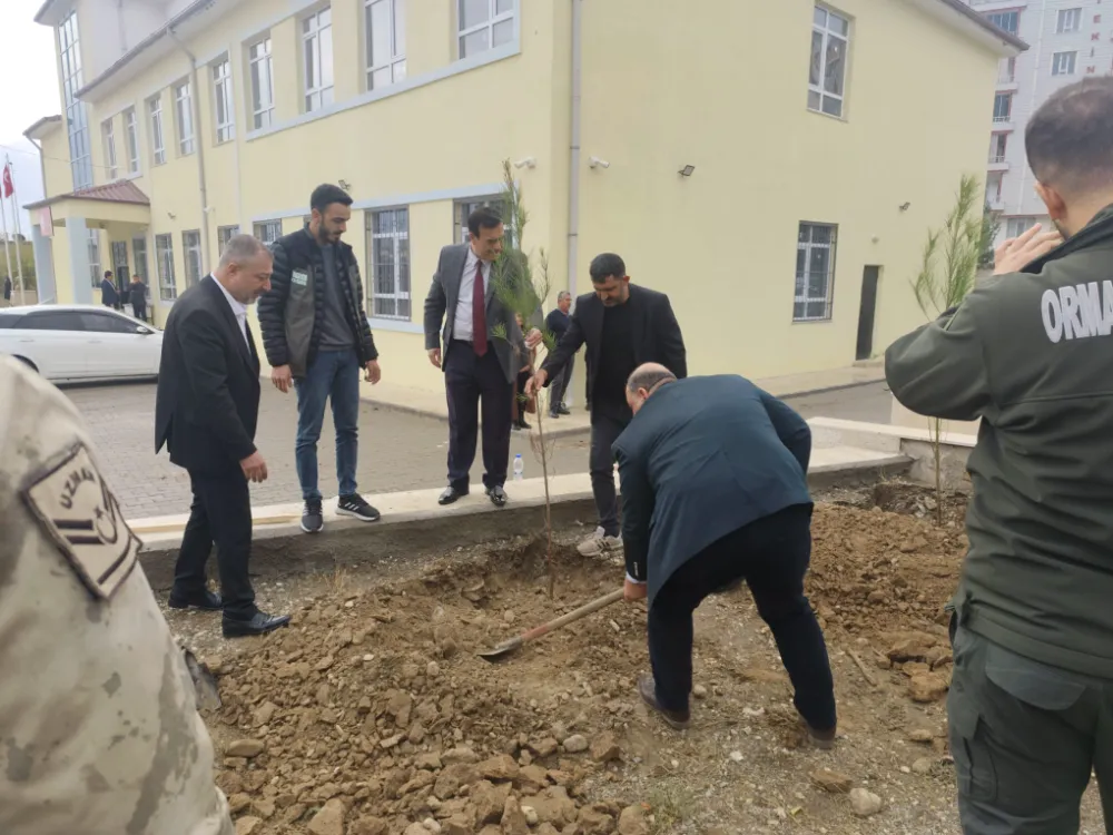Başkan Erdem, Milli Ağaçlandırma Günü Fidan Dikme Etkinliğine Katıldı