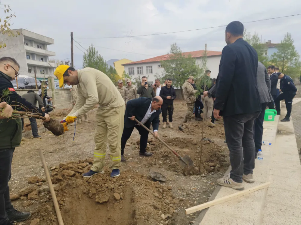 Başkan Erdem, Milli Ağaçlandırma Günü Fidan Dikme Etkinliğine Katıldı