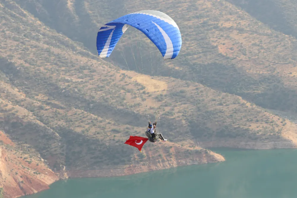 Siirt Semaları Yamaç Paraşütü Tutkunlarıyla Renkleniyor. 