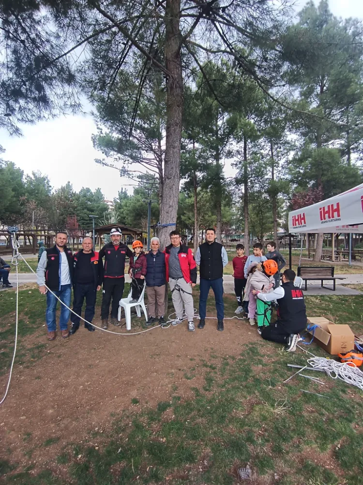 Arama Kurtarma Ekibinden Çocuklara Zipline Eğlencesi