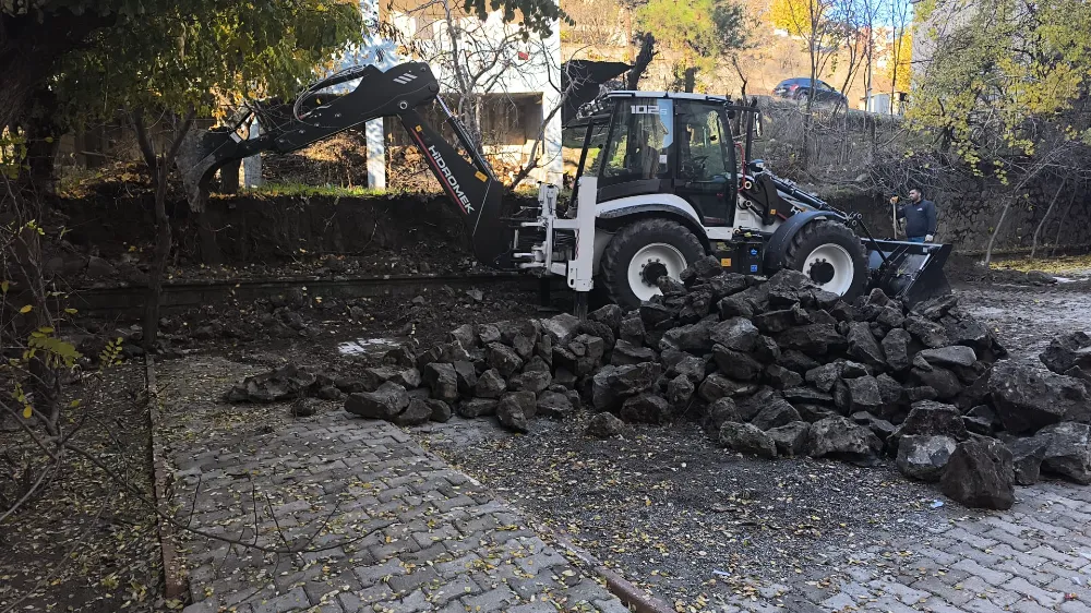 Baykan Belediyesi  Yenidoğan Parkında Çalışmalarına İstinat Duvarıyla Başladı