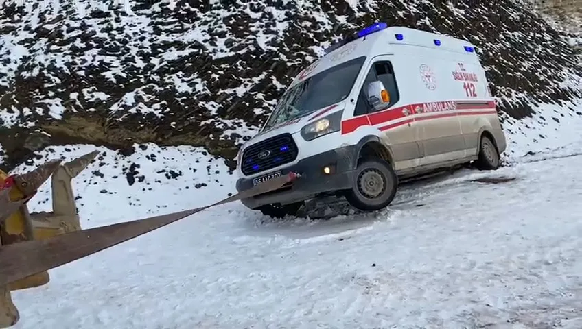 Siirt’te Kara Saplanan Ambulans Kurtarıldı