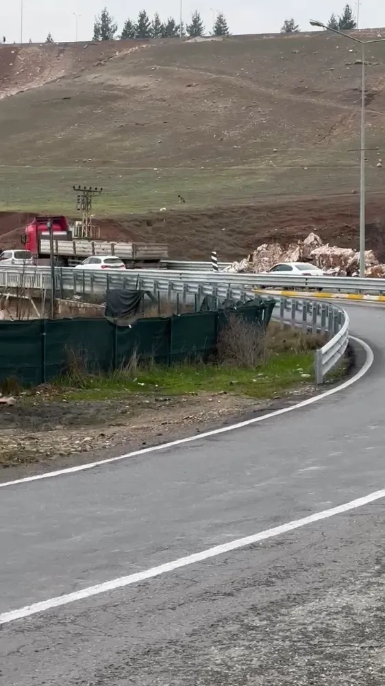 Siirt-Kurtalan Karayolu’nda TIR’dan Dökülen Malzemeler Trafiği Aksattı