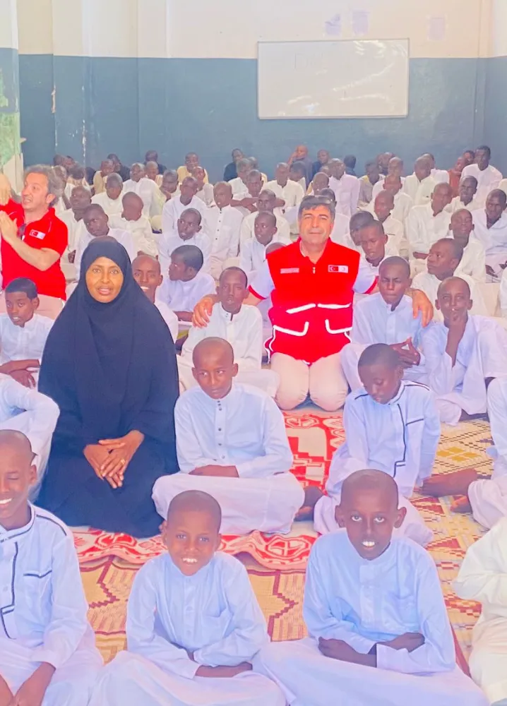 Türk Kızılay’ı yönetim kurulu Üyesi tanık somali’nin başkenti ve beş bölgesini ziyaret etti