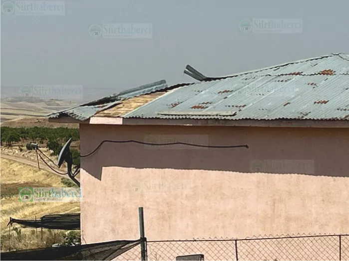 Siirt’e Rüzgar Lojmanın Çatısına Zarar Verdi