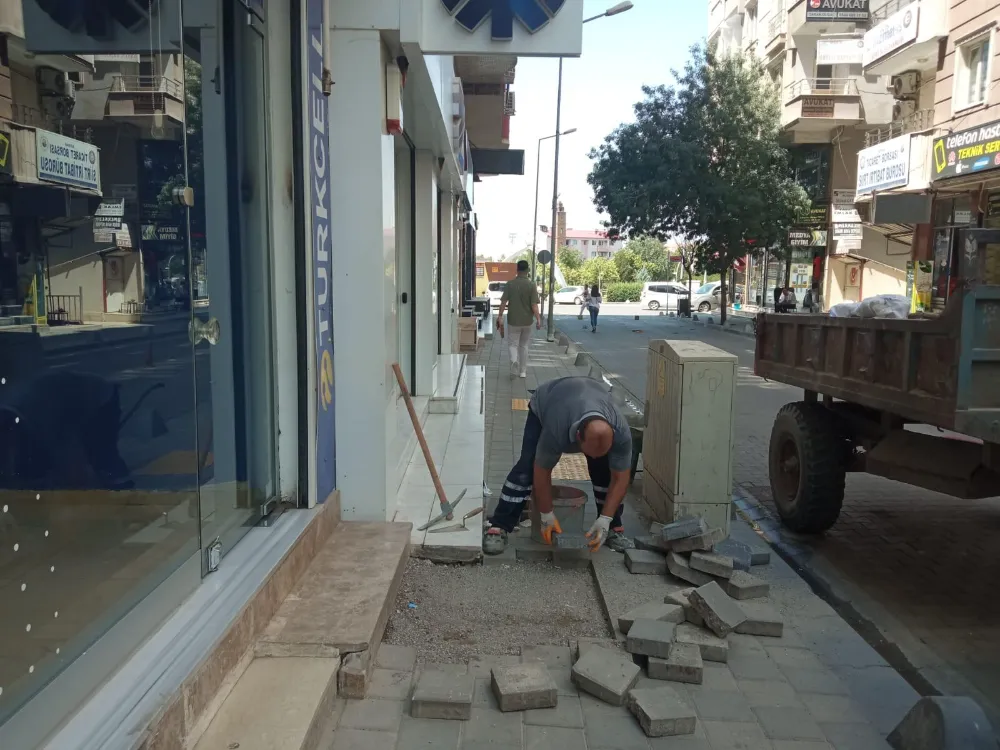 Siirt Belediyesinin Kaldırım ve Parke Çalışmaları Devam Ediyor
