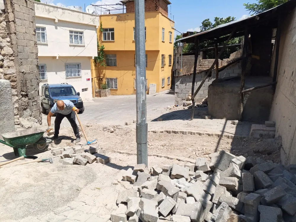 Siirt Belediyesinin Kaldırım ve Parke Çalışmaları Devam Ediyor
