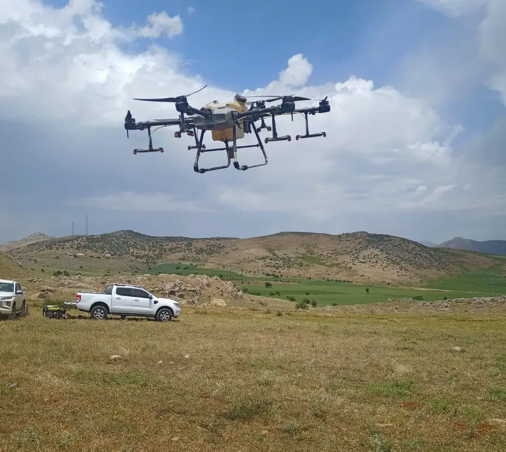 Siirt’te Çekirge Mücadelesi Kapsamında  İlk Defa Dron İle İlaçlama Yapıldı