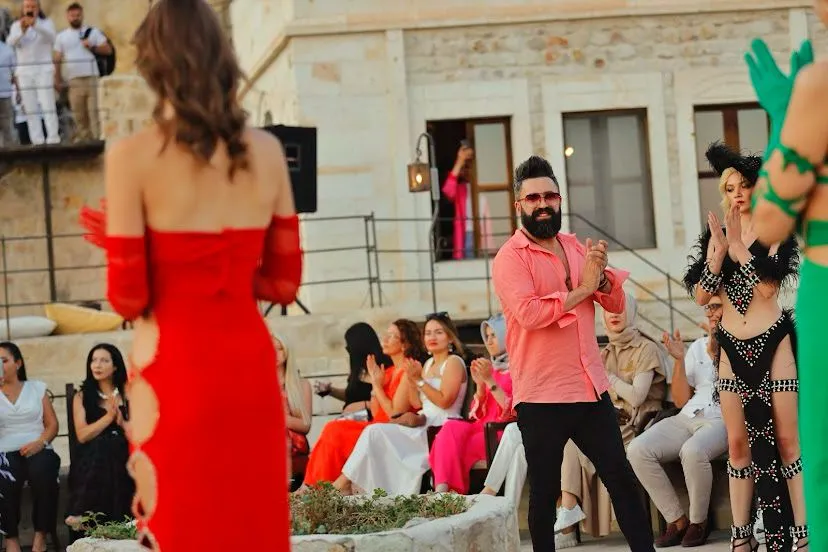 Ünlü modacı Emrullah Köroğlu’nun Fashion Week Cappadocia’daki Defilesi Göz Kamaştırdı