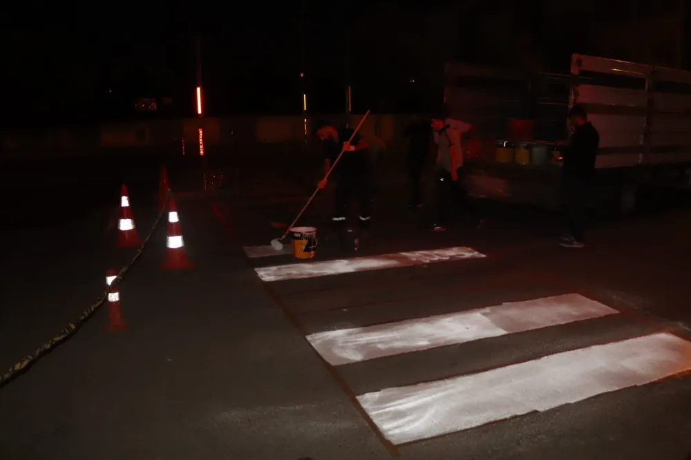 Siirt Belediyesi, okul önlerinde yaya geçidi ve yol çizgisi çalışmaları başlattı