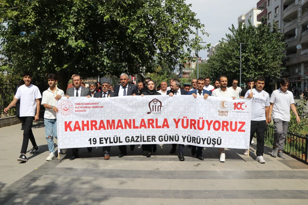 SİİRT’TE GAZİLER GÜNÜ COŞKUSU: KAHRAMANLARLA YÜRÜYÜŞ DÜZENLENDİ