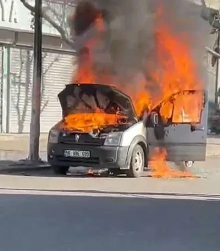 Siirt’te Seyir Halindeki Araçta Korkutan Yangın Çıktı