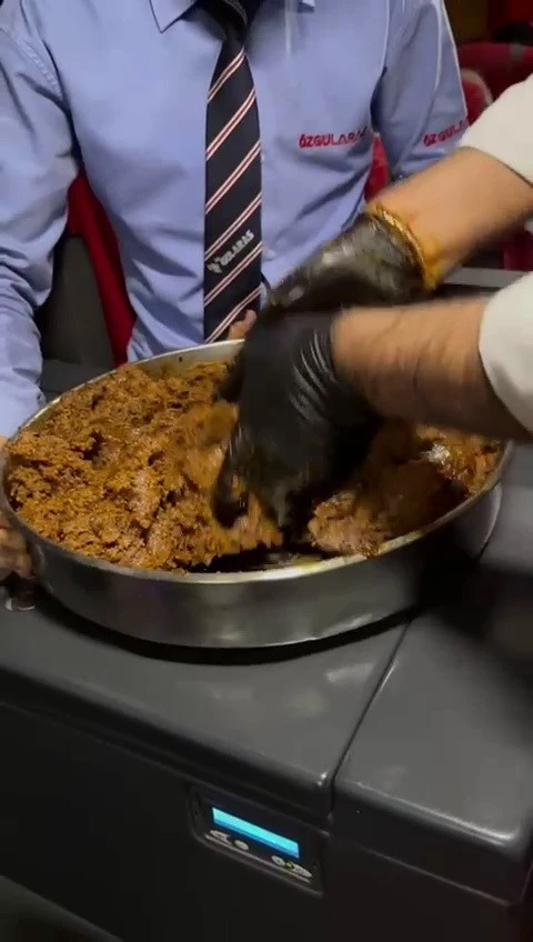 Şehirlerarası yolcu otobüsünde kek ve çayın yerini çiğköfte aldı
