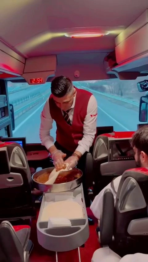 Şehirlerarası yolcu otobüsünde kek ve çayın yerini çiğköfte aldı
