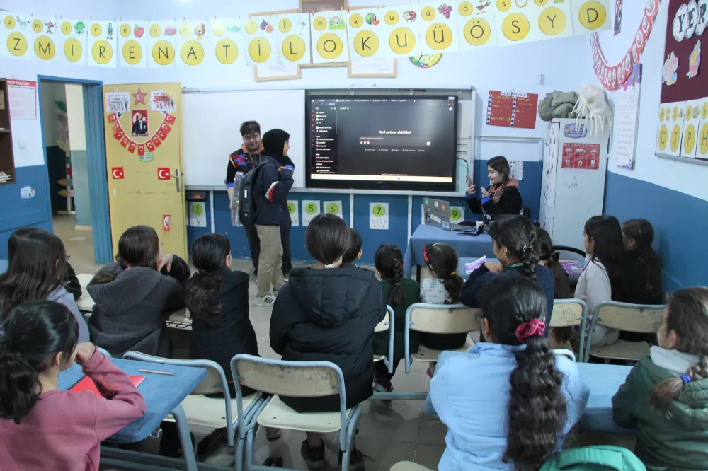 Caracal Robotics robot takımı geliştirdikleri robot üzerinden Şırnaklı öğrencilere eğitim verdi