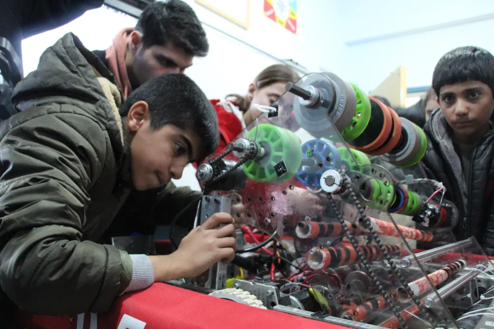 Caracal Robotics robot takımı geliştirdikleri robot üzerinden Şırnaklı öğrencilere eğitim verdi