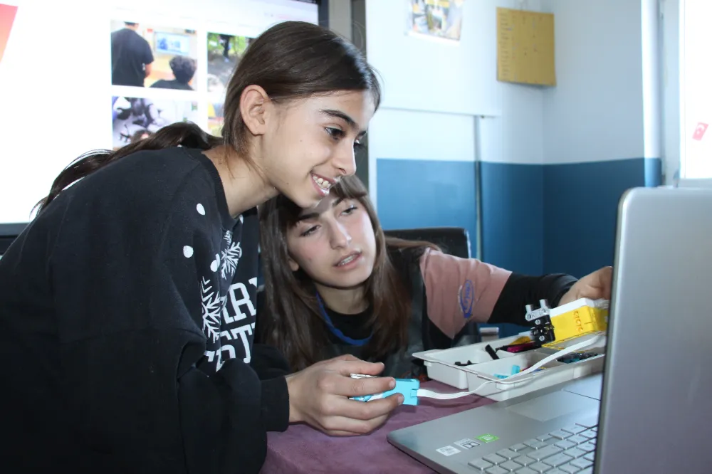 Caracal Robotics robot takımı geliştirdikleri robot üzerinden Şırnaklı öğrencilere eğitim verdi