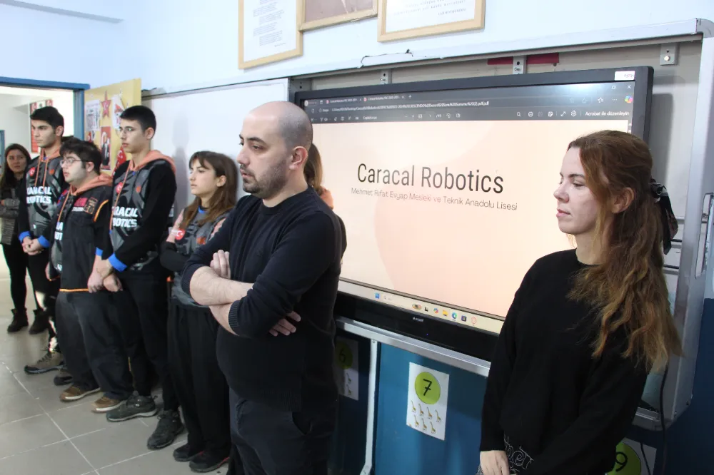 Caracal Robotics robot takımı geliştirdikleri robot üzerinden Şırnaklı öğrencilere eğitim verdi