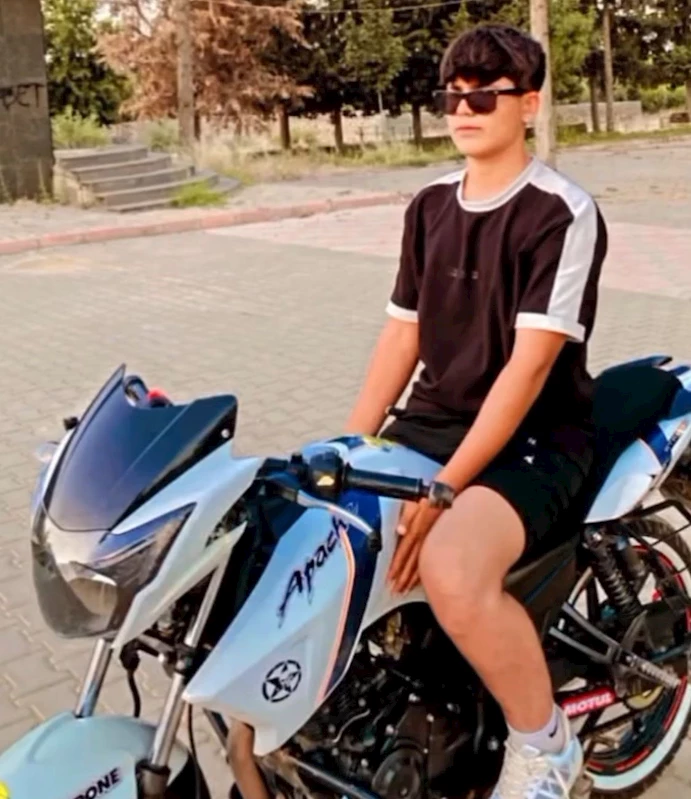 Otomobille çarpışan motosikletli genç, 11 günlük yaşam savaşını kaybetti
