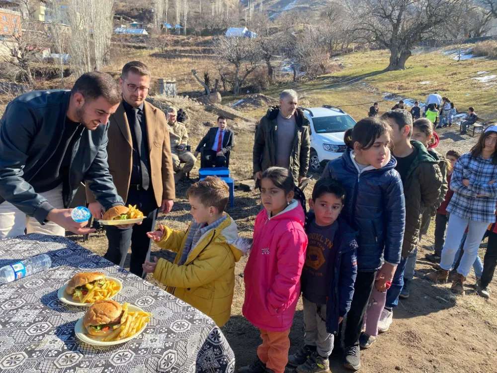 Şirvan Kaymakamı Altıntaş, Köy Çocuklarının Karne Sevincine Ortak Oldu