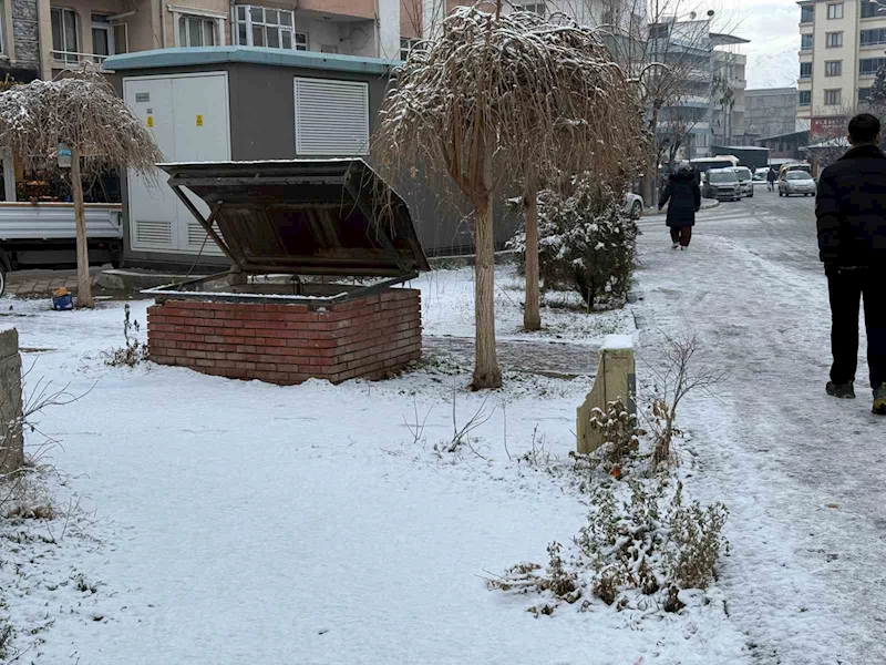 Iğdır şehir merkezine mevsimin ve yılın ilk karı yağdı
