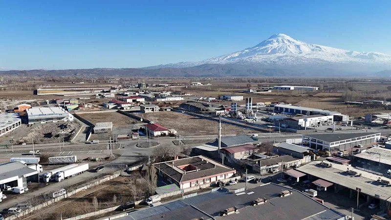 Sanayi sitesi içinde bulunan caminin de içinde olduğu sosyal tesisler, kooperatifin borcundan dolayı icra yolu ile satışa çıkarıldı
