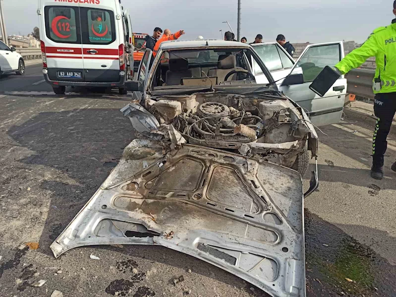 Şanlıurfa’da otomobil bariyerlere çarptı: 2 yaralı
