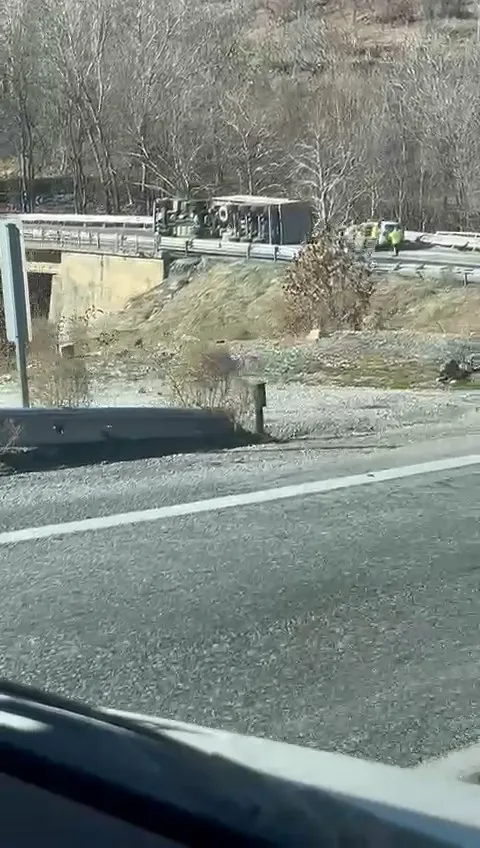 Siirt-Bitlis Karayolunda TIR Kazası: Sürücü Yaralandı