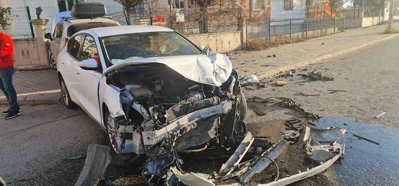 İki otomobilin çarpıştığı kaza güvenlik kamerasına yansıdı: 2 yaralı
