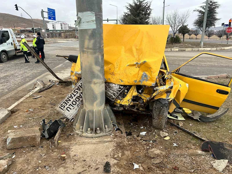 Kırmızı ışık ihlali yapan Tofaş kazaya davetiye çıkardı: 1’i ağır 3 yaralı
