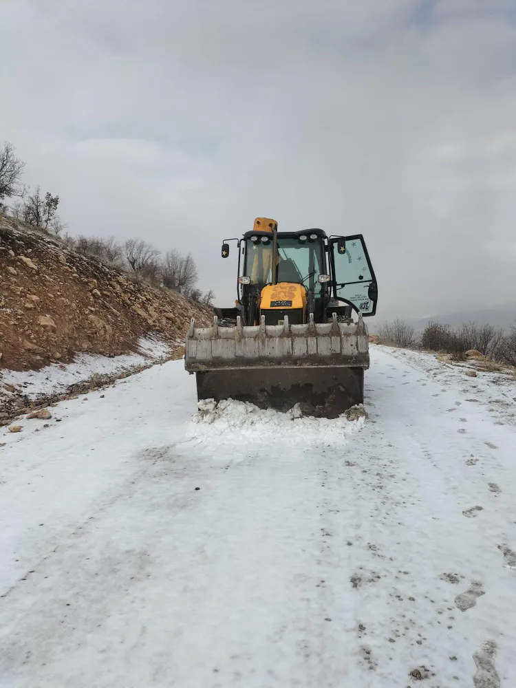 ERUH’TA KARLA MÜCADELE VE YOL ÇALIŞMALARI HIZ KESMEDEN DEVAM EDİYOR