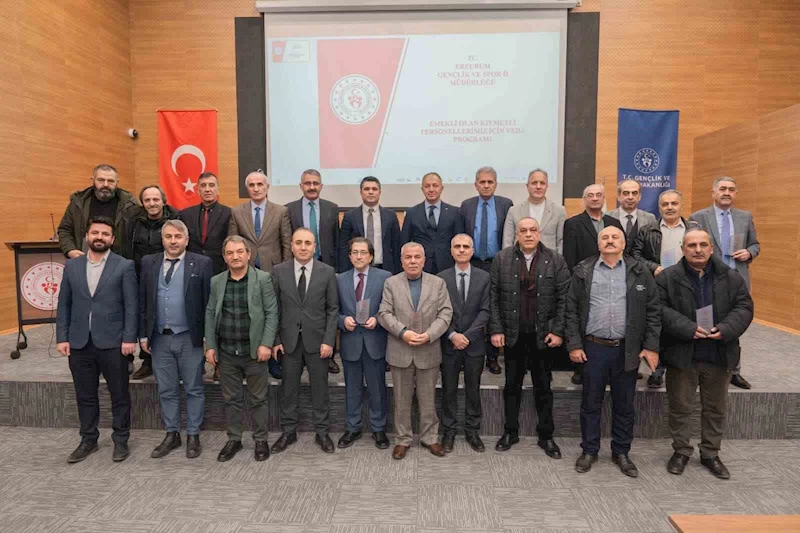 Emektar personeller plaketle uğurlandı
