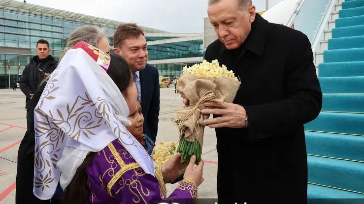 Cumhurbaşkanı Erdoğan’a havalimanında yöresel kıyafetlerle karşıladılar