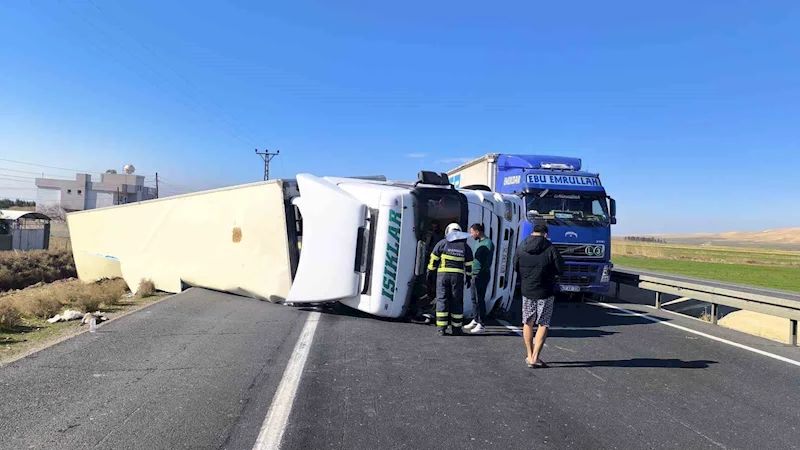 Mardin’de peynir yüklü tırın devrildiği kaza güvenlik kamerasına yansıdı
