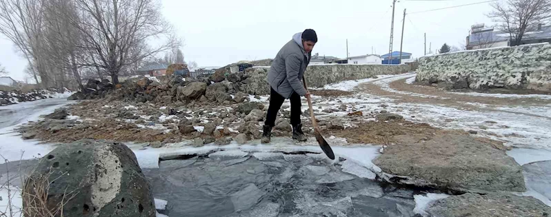 Akyaka’da çiftçiler donmuş derenin buzunu kırarak hayvanlarına su sağlıyor
