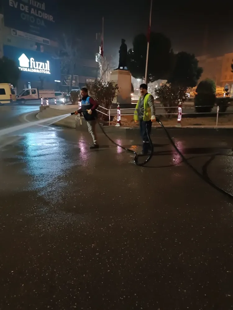 Siirt’e Cadde ve Sokaklar Gece Saatlerine Rağmen Yıkandı