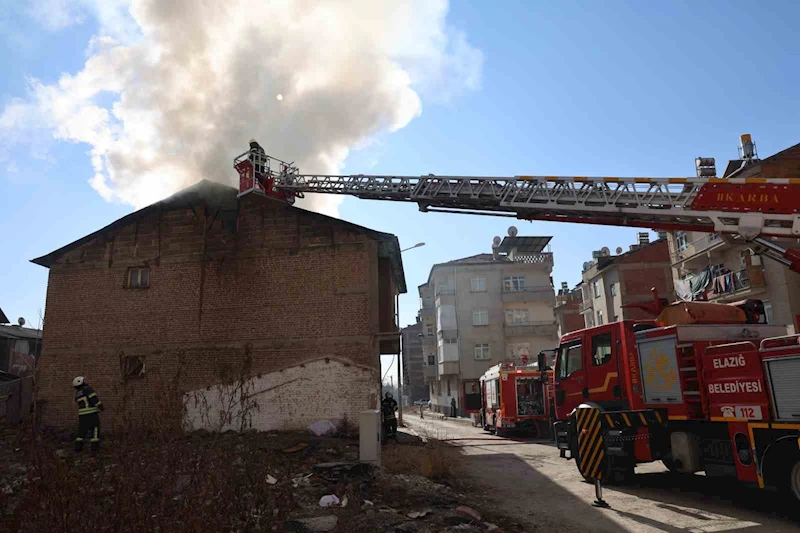 Elazığ’da çatı yangını kısa sürede söndürüldü
