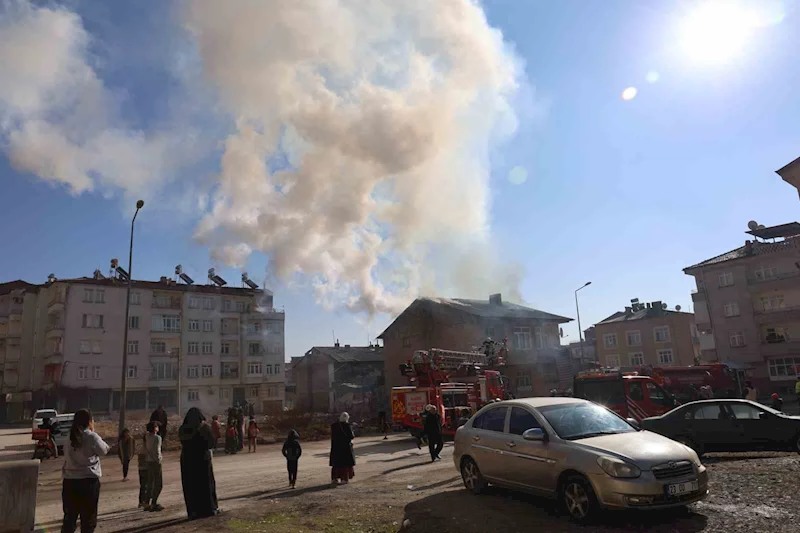 Elazığ’da çatı yangını kısa sürede söndürüldü
