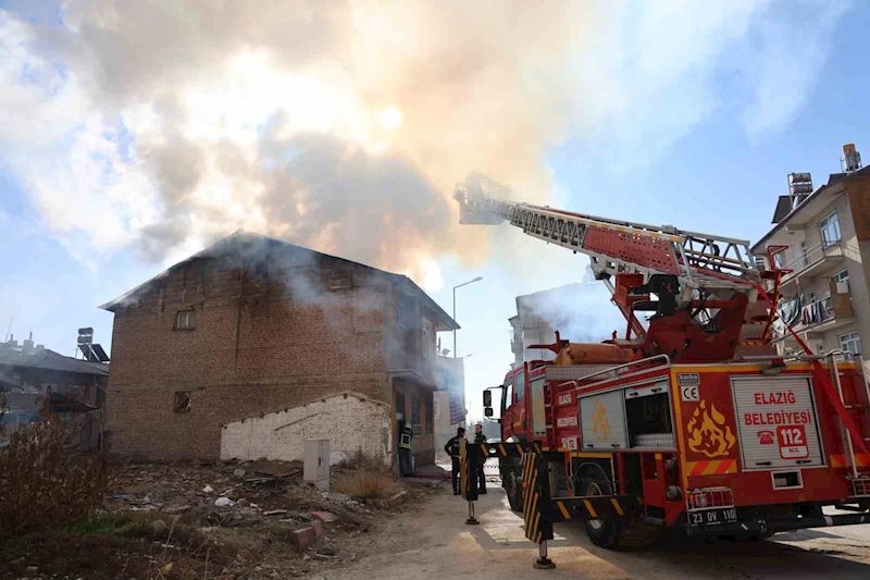 Elazığ’da çatı yangını kısa sürede söndürüldü
