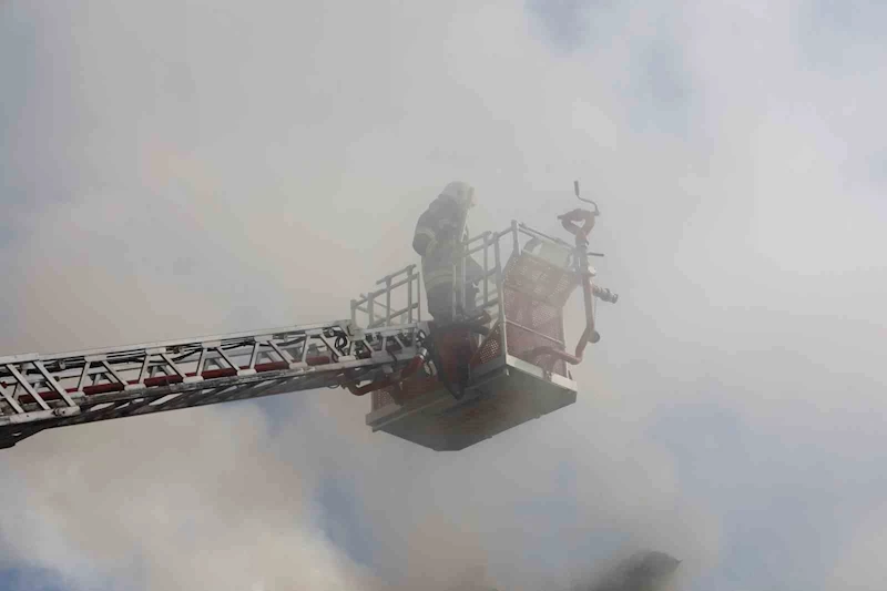 Elazığ’da çatı yangını kısa sürede söndürüldü
