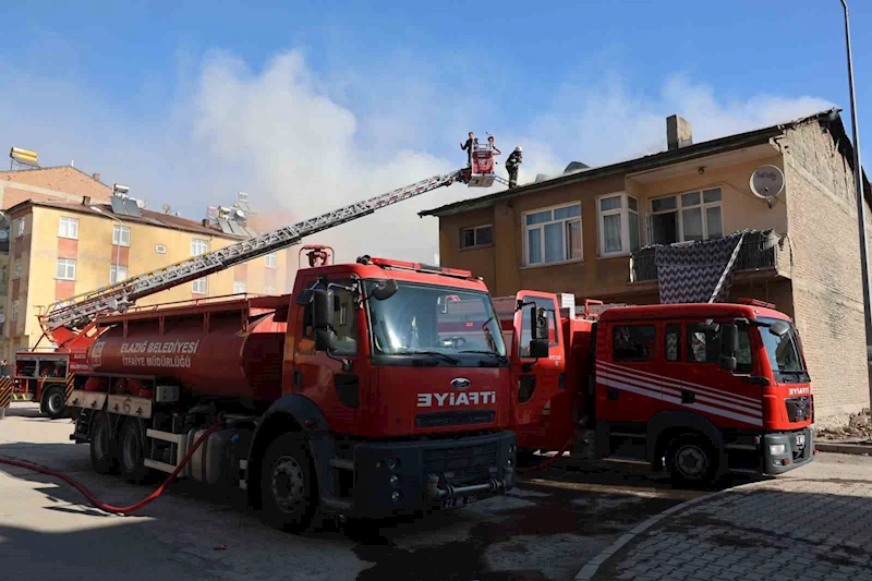 Elazığ’da çatı yangını kısa sürede söndürüldü
