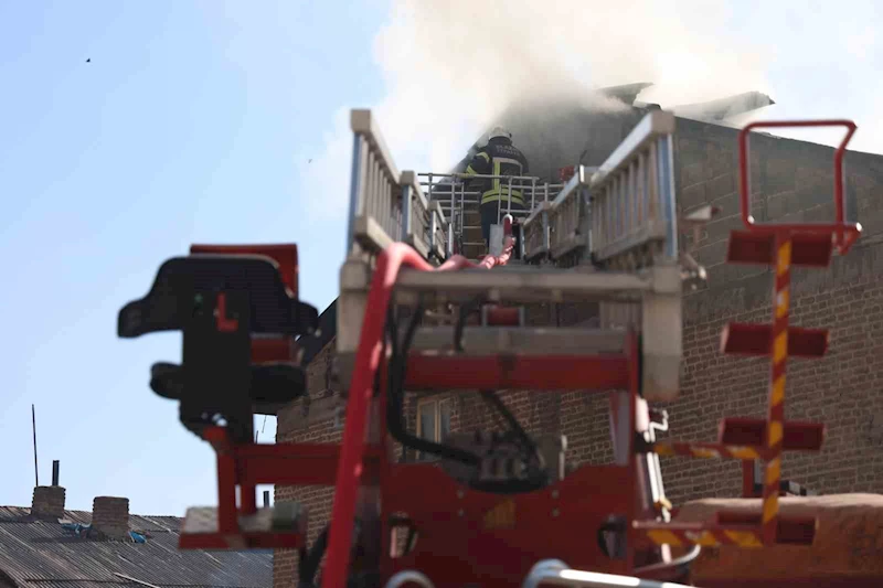 Elazığ’da çatı yangını kısa sürede söndürüldü
