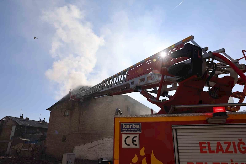 Elazığ’da çatı yangını kısa sürede söndürüldü
