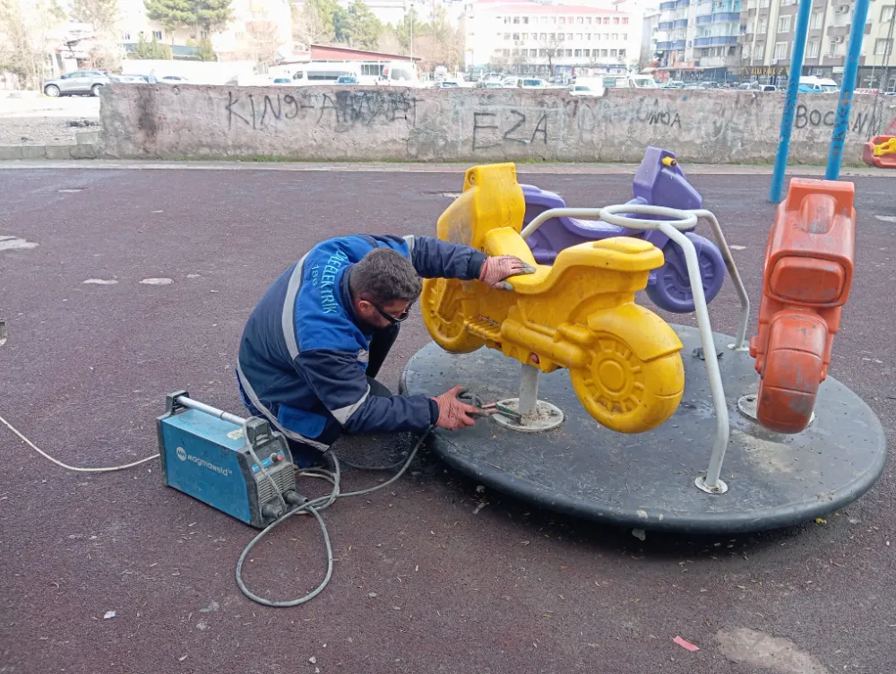 Siirt’e Çocuk Parklarındaki Oyun Grupları Onarıldı