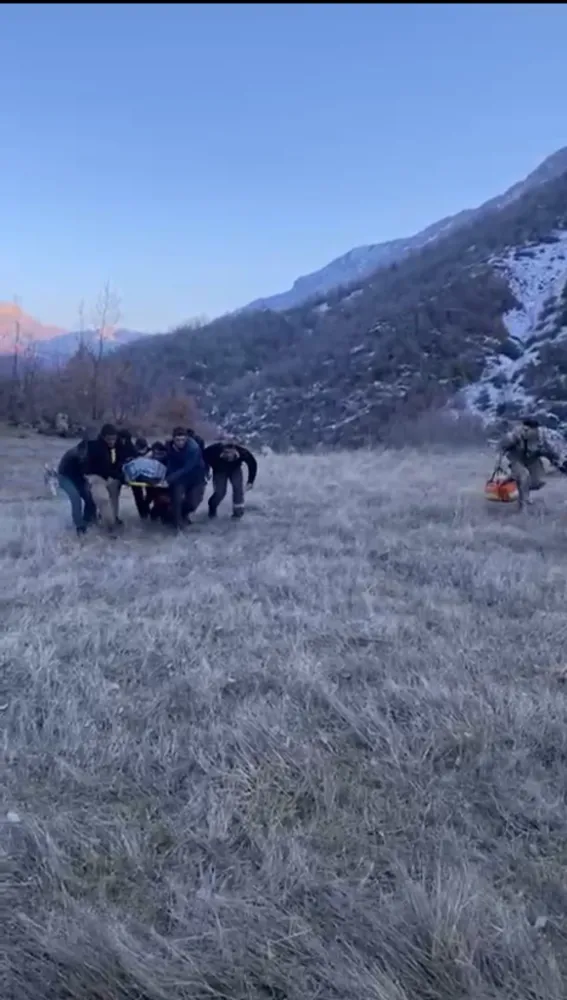 SİİRT’TE JANDARMA HELİKOPTERİ, UÇURUMA DÜŞEN YARALI VATANDAŞI HASTANEYE ULAŞTIRDI!