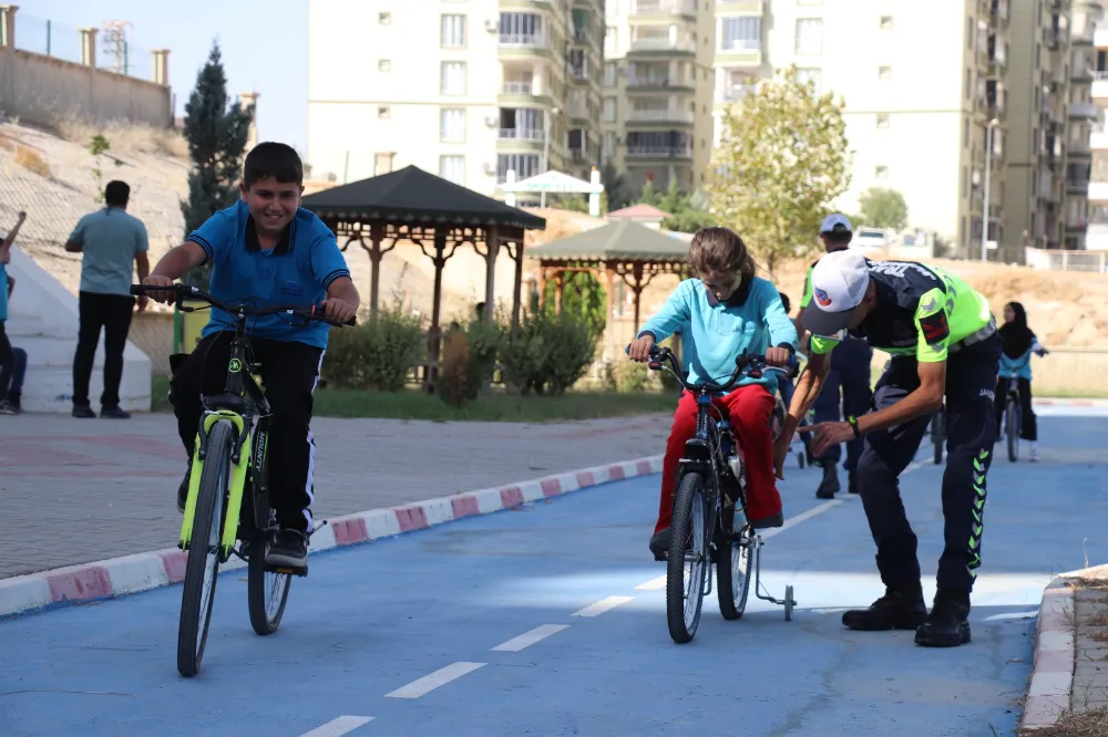 SİİRT BELEDİYESİ ÇOCUK TRAFİK EĞİTİM PARKI’NDA EĞLENCELİ TRAFİK EĞİTİMİ!